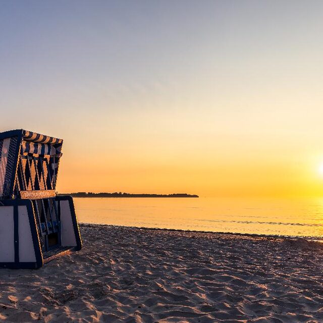 Strandkörbe am Strand von Juliusruh im warmen Licht der untergehenden Sonne.
