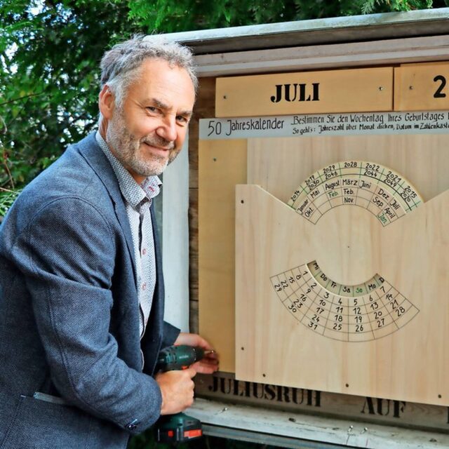 Bert vom Strandgut-Team am großen Kalender im Laden.