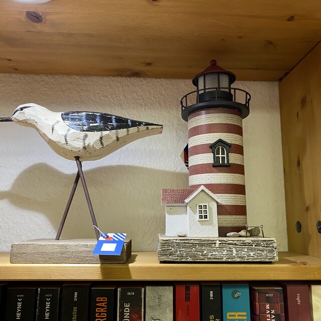 Maritime Dekoration mit Leuchtturm- und Möwen-Motiven im Strandgut Laden.