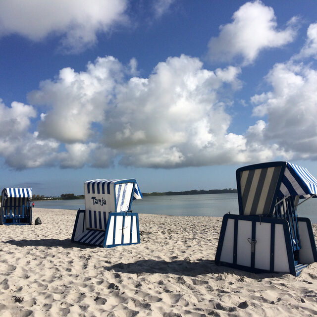 Strandkörbe am Strand von Juliusruh vor der weiten Ostsee.