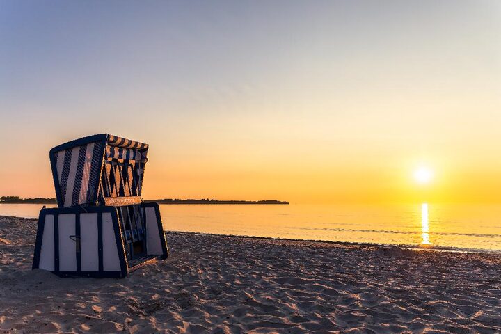 Strandkorb am Strand von Juliusruh im warmen Licht der untergehenden Sonne.