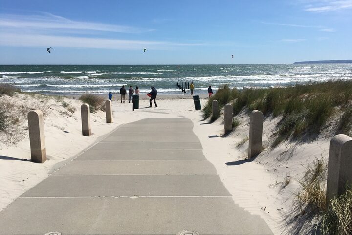 Hölzerner Bohlenweg, der durch die Dünen hinunter zum Strand führt.