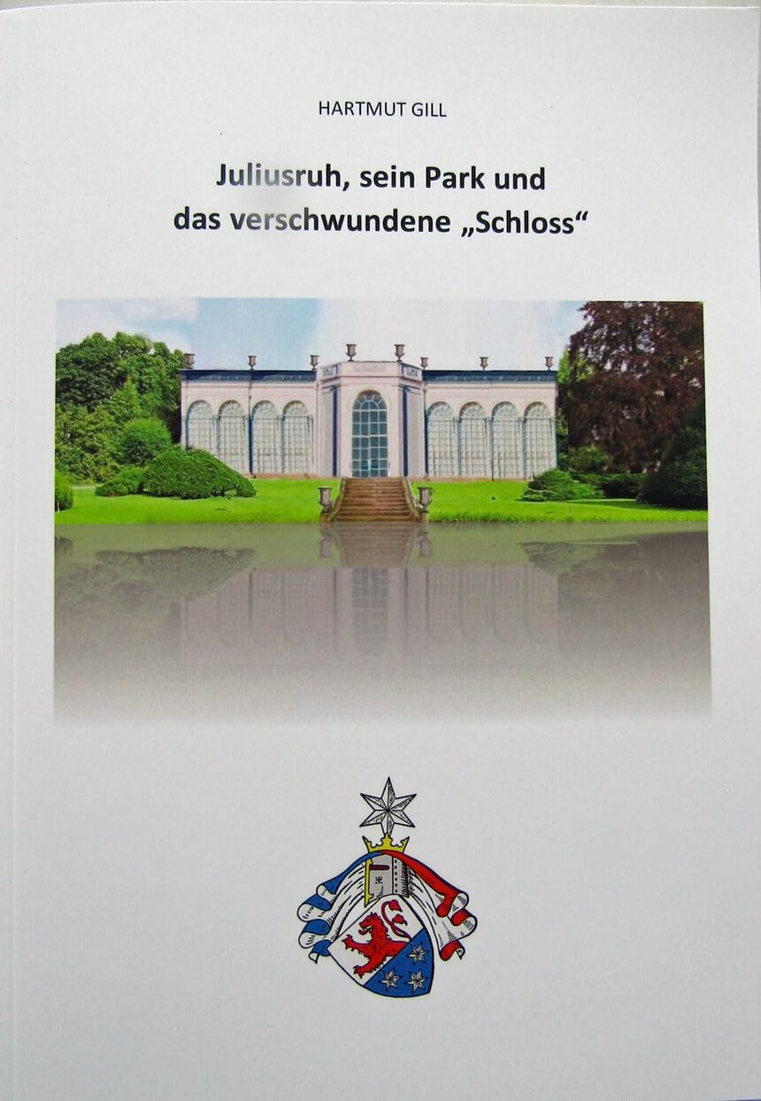 Buchcover „Juliusruh, sein Park und das verschwundene Schloss“ von Hartmut Gill mit dem Orangengarten und einem Wappen.