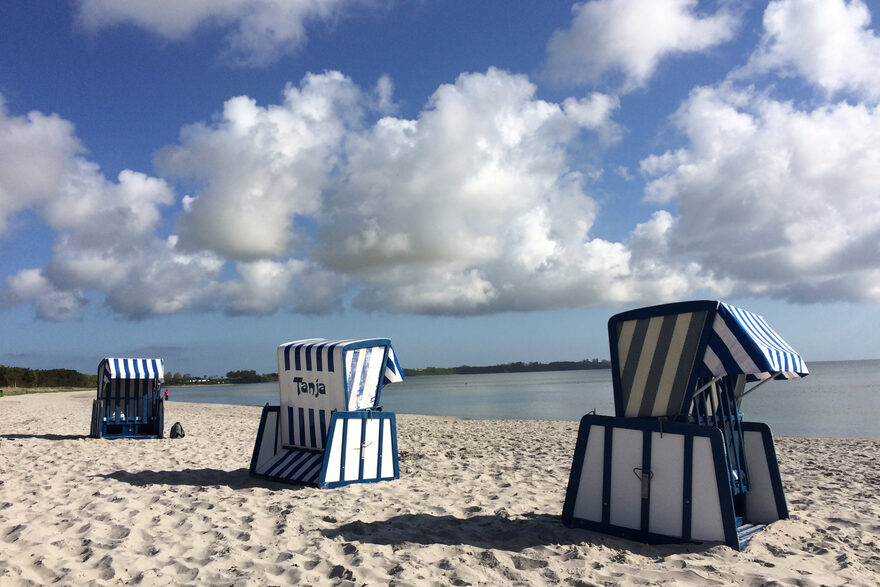 Strandkörbe am Sandstrand der Ostsee bei Juliusruh.