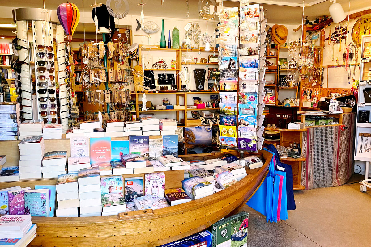 Blick in den Strandgut-Laden mit dem hölzernen Boot voller Bücher und einem vielfältigen Sortiment.
